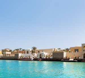 El Gouna in &Auml;gypten mit t&uuml;rkisfarbenem Wasser, luxuri&ouml;sen Villen direkt am Wasser und wolkenlosem Himmel im Fr&uuml;hling.