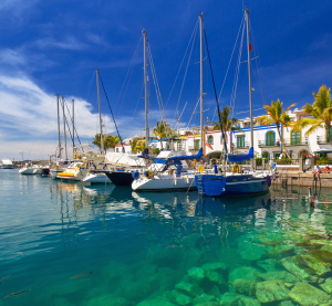 Segelboote im Hafen von Puerto de Mog&aacute;n, Gran Canaria.