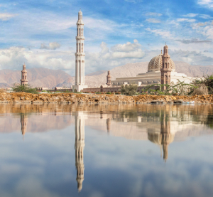 Gro&szlig;e Moschee in Maskat, Oman, spiegelt sich im Wasser.