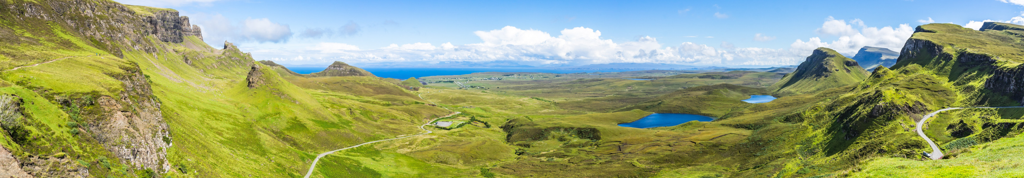 Weites Panorama von Quiraing, einer der ber&uuml;hmtesten Landschaften der Isle of Skye, Schottland, Gro&szlig;britannien
