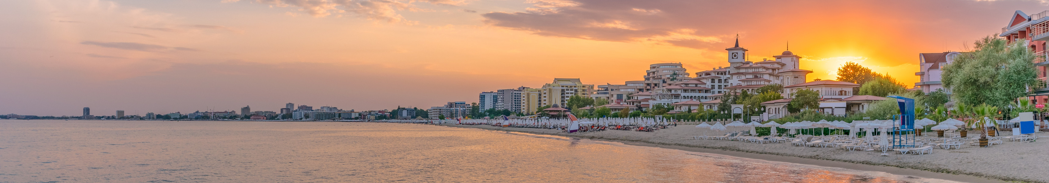 Sonnenuntergang am Strand von Sonnenstrand in Bulgarien mit Blick auf Hotels und Promenade