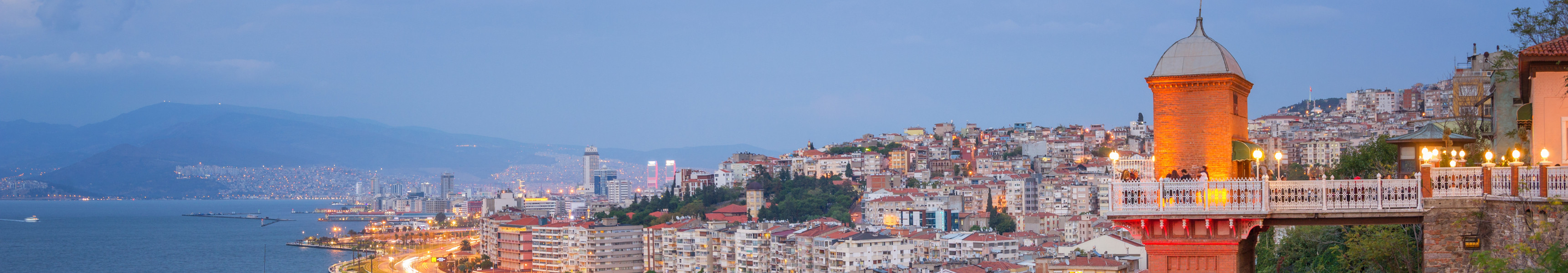 Izmir mit historischem Aufzug in der Abenddämmerung