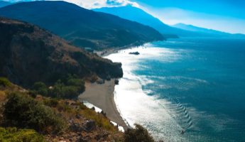 Blick auf die K&uuml;ste von Kreta mit Bergen und tiefblauem Meer.