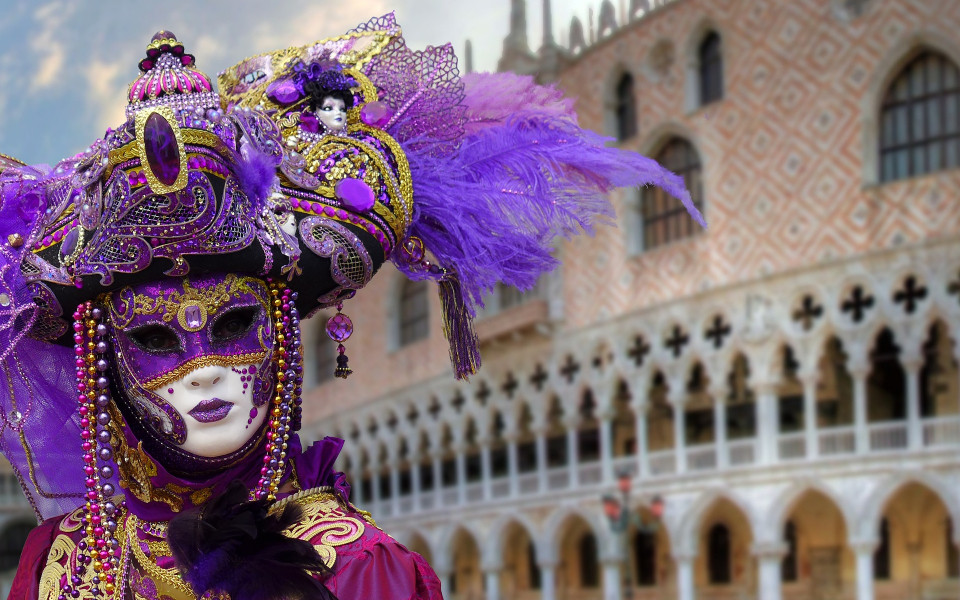 Frau mit venezianischer Maske in Vaporetti