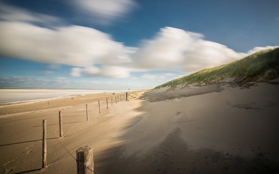 Sandstrand mit D&uuml;nen an der Nordseek&uuml;ste in den Niederlanden.