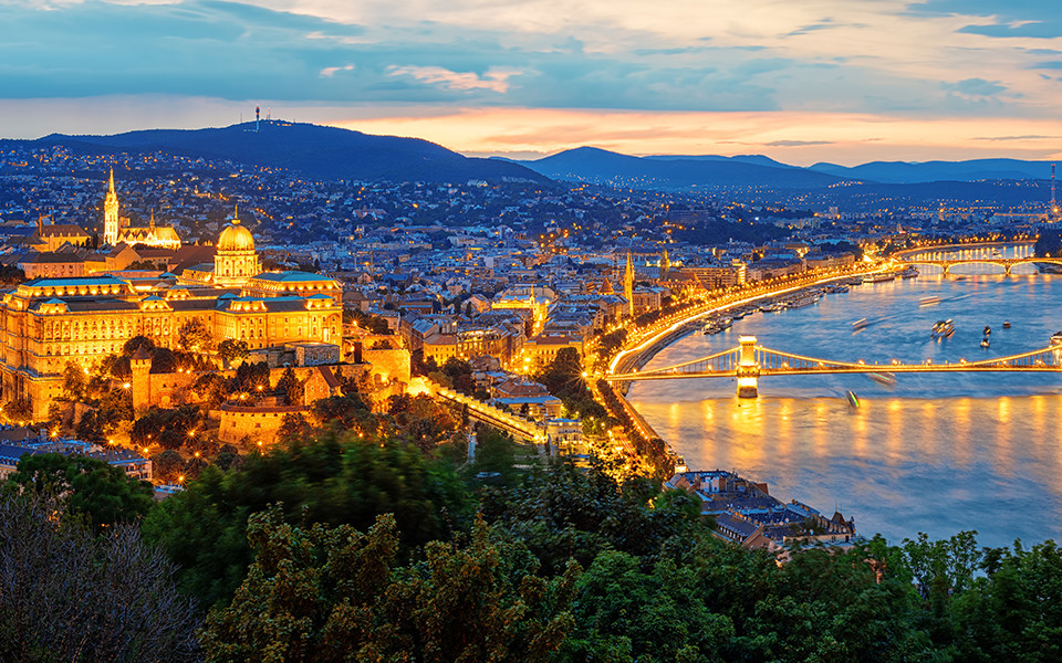 Blick auf Budapest bei Nacht