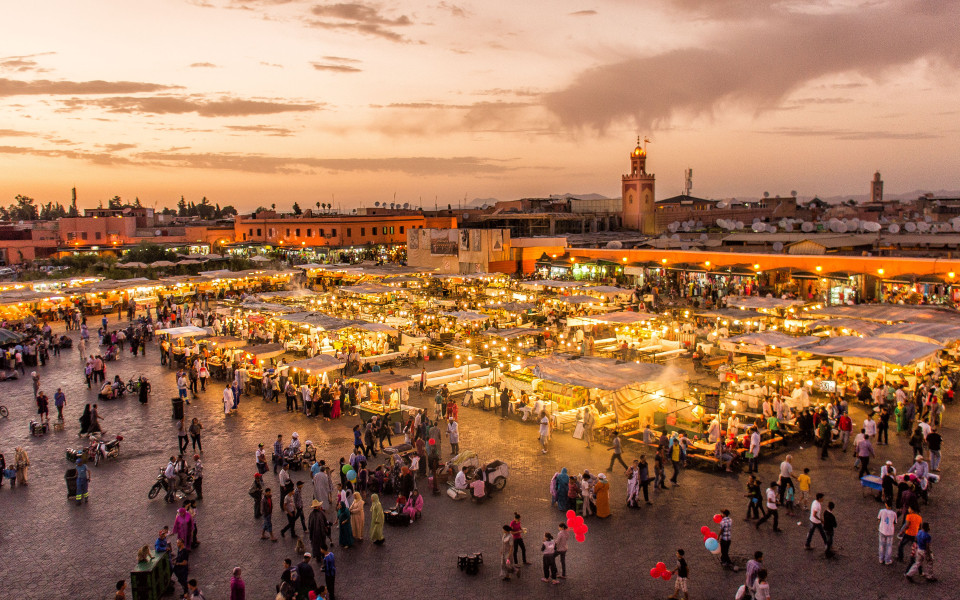 Djema El Fna in Marrakesch bei Sonnenuntergang