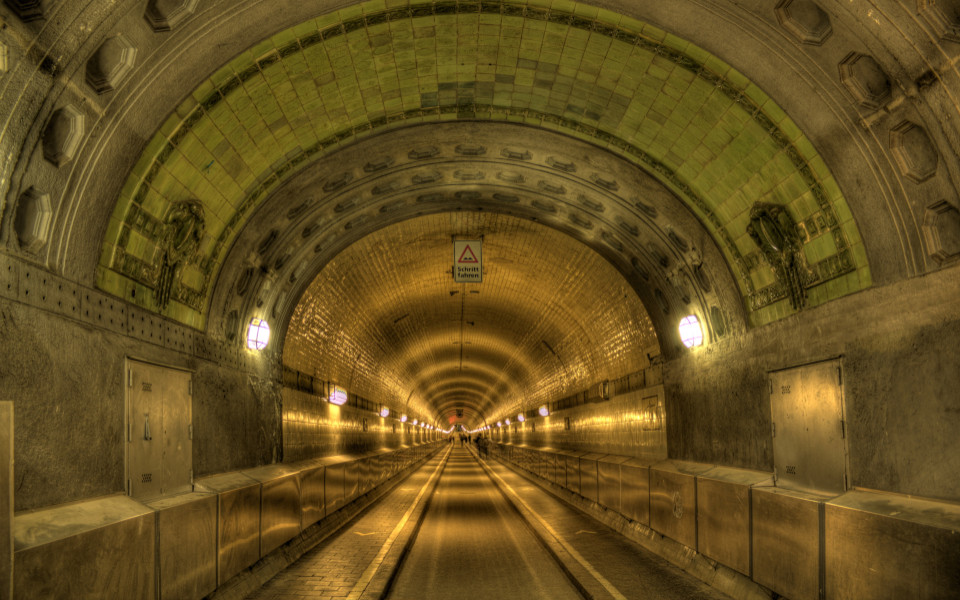 Alten Elbtunnel in Hamburg, einen historischen Fu&szlig;g&auml;nger- und Fahrzeugtunnel unter der Elbe, der mit seinen gekachelten W&auml;nden und dem einzigartigen Licht ein echter Insider-Tipp f&uuml;r einen besonderen Spaziergang ist.