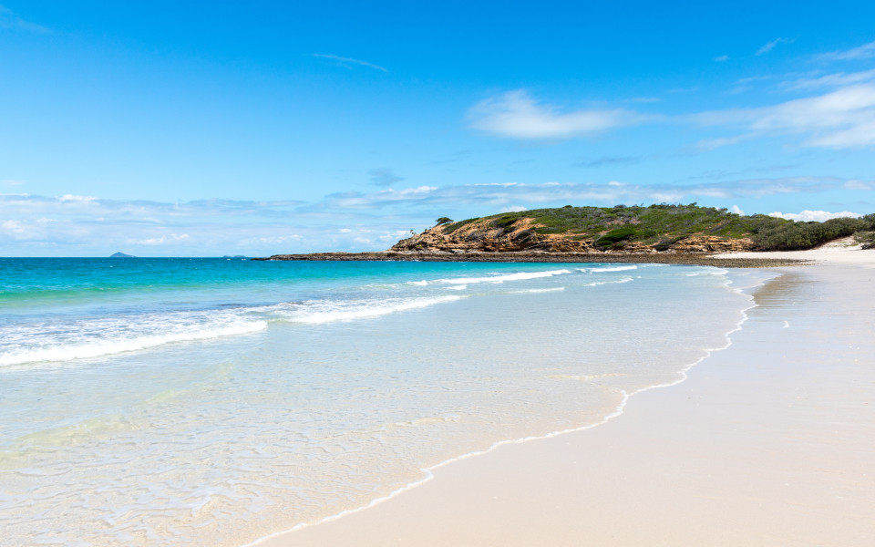 In Long Beach in Queensland Australien ist dieser wei&szlig;e Sandstrand liegt vor der K&uuml;ste von Capricorn ein beliebtes Reiseziel