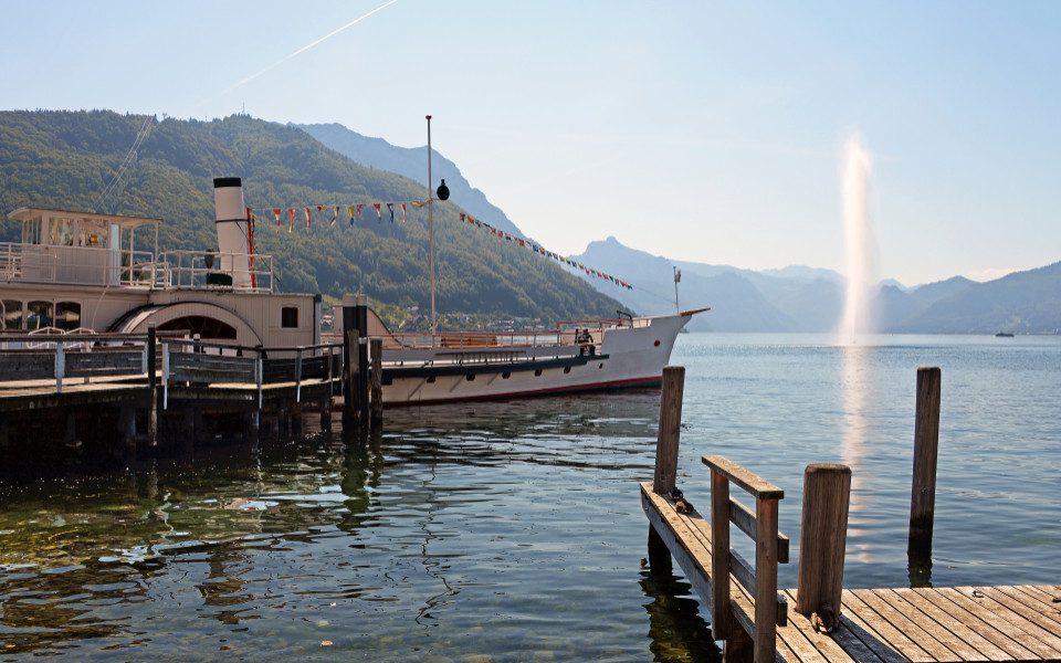 Raddampfer auf dem Traunsee in Gmunden bei strahlendem Sonnenschein im Sommer.
