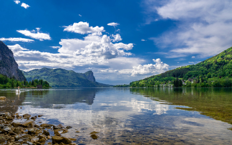 Blick &uuml;ber den Mondsee im Salzkammergut mit Alpenpanorama
