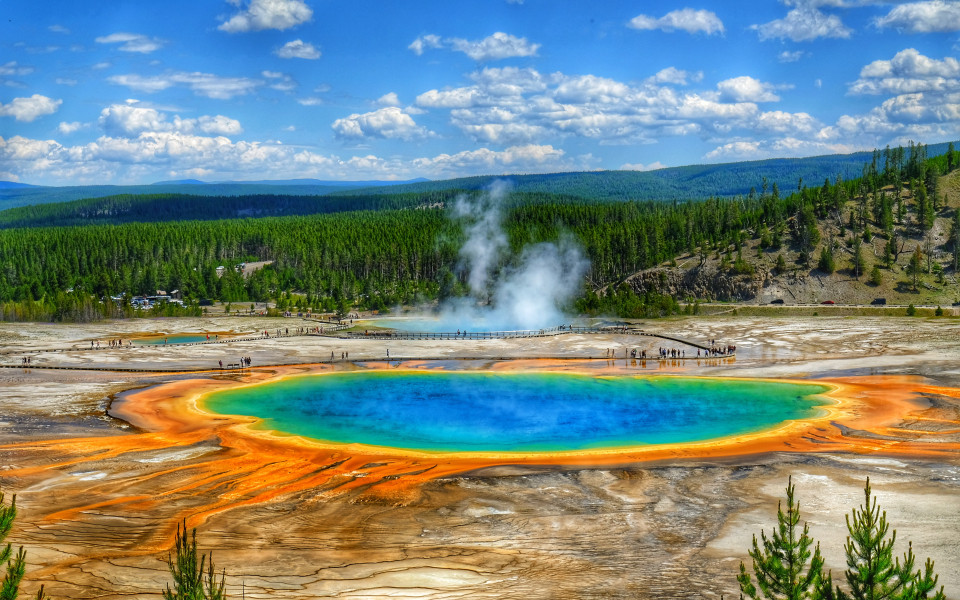 Die Grand Prismatic Spring im Yellowstone-Nationalpark (die gr&ouml;&szlig;te hei&szlig;e Quelle in den Vereinigten Staaten und die drittgr&ouml;&szlig;te der Welt)