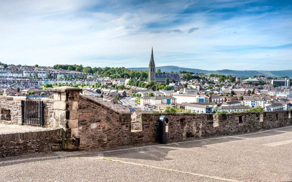 Londonderry, Nordirland: Skyline von Derry mit St. Eugene's Cathedral in der N&auml;he von Free Derry Corner, Stadtmauer. Horizont und blauer Himmel