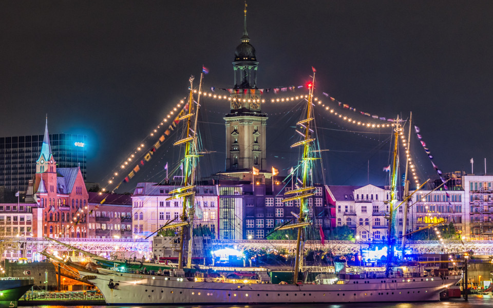 Segelschiff an den Hamburger Landungsbr&uuml;cken bei Nacht