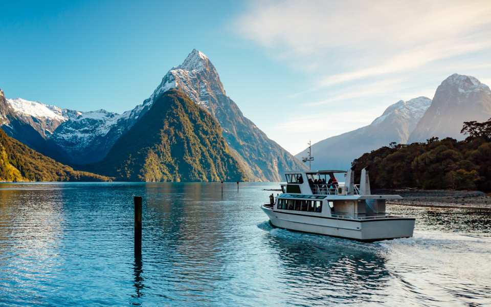 Bootsfahrt im Milford Sound ein Fiordland in Neuseeland
