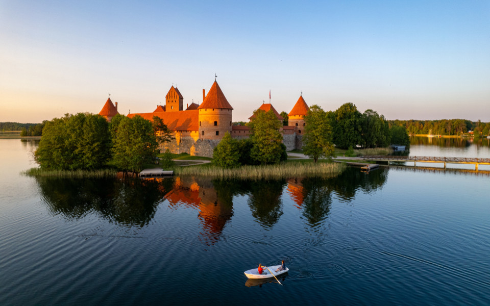 Luftaufnahme des sonnigen Sonnenuntergangs im Sommer auf die Burg der Insel Trakai, Litauen