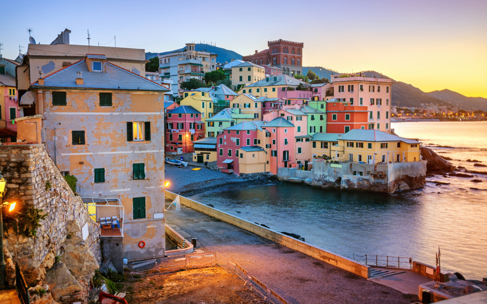 Bunte H&auml;user am Meer im Stadtviertel Boccadasse in Genua bei Sonnenuntergang.