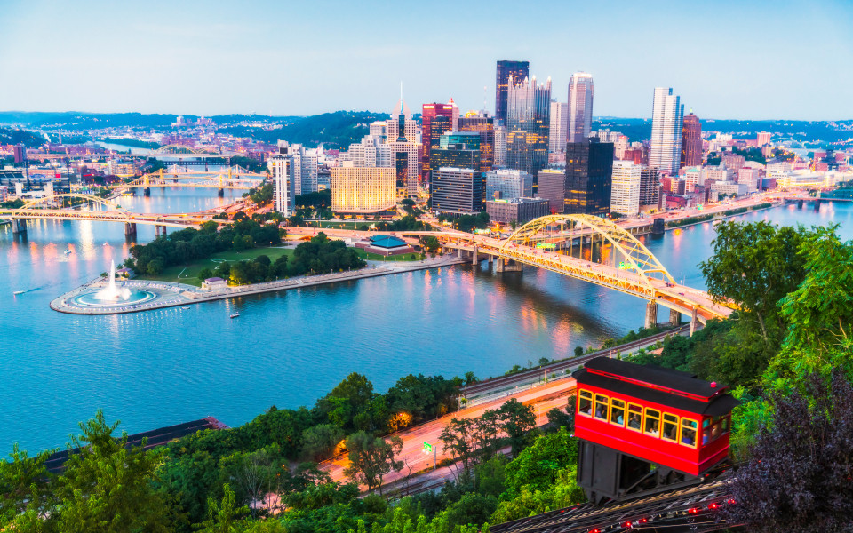 Skyline von Pittsburgh mit der Duquesne Incline bei D&auml;mmerung