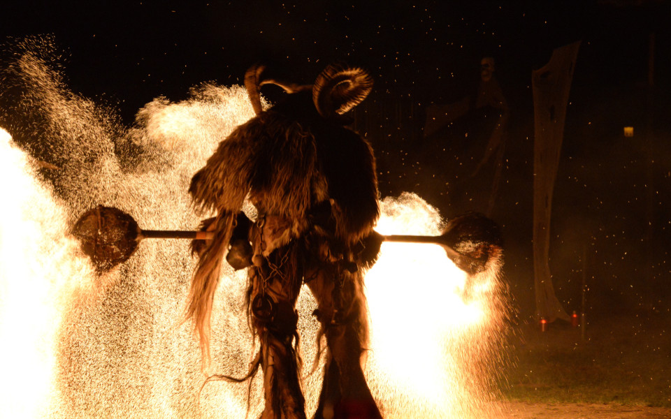 Teufel tanzen im Feuer während der Walpurgisnacht