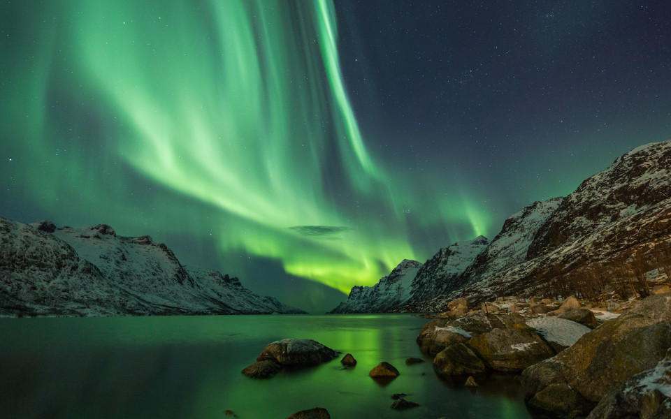 Aurora Borealis spiegelt sich zwischen zwei Fjorden in Tromsø