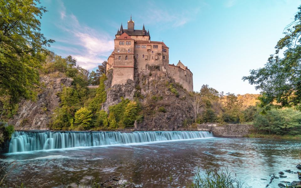 Blick auf die Burg Kriebstein  bei Sonnenschein 