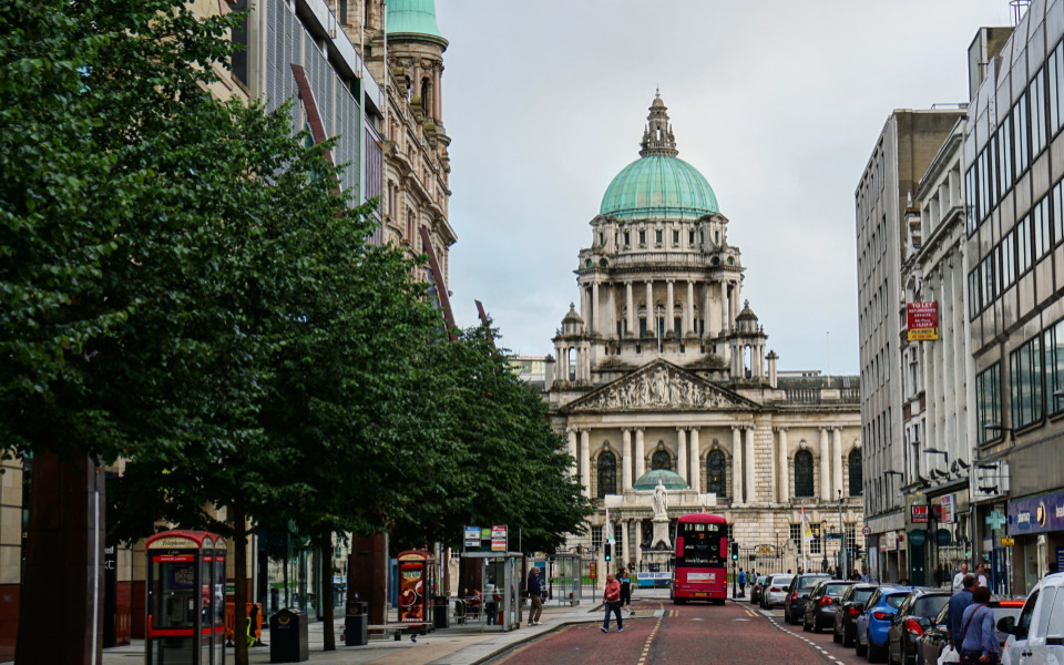 Blick auf das Parlament in Belfast, Nordirland
