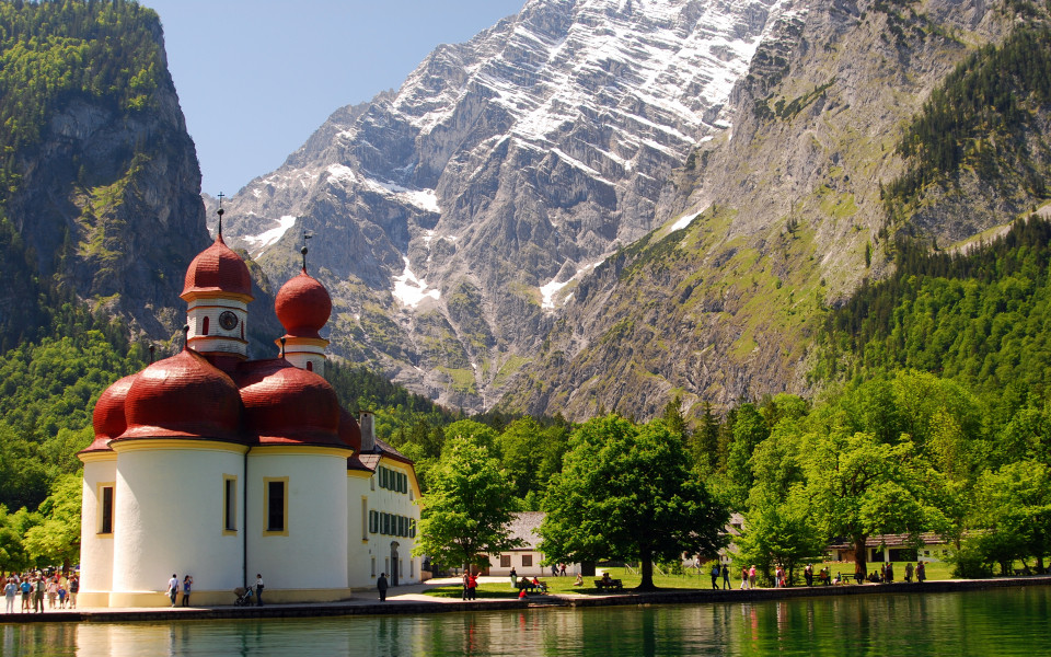 Die Kirche St. Bartholomä am Königssee, umgeben von Alpen.