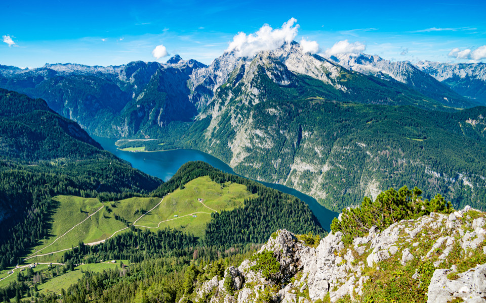 Blick vom Jenner auf den Königssee mit umliegenden Bergen im Berchtesgadener Land.