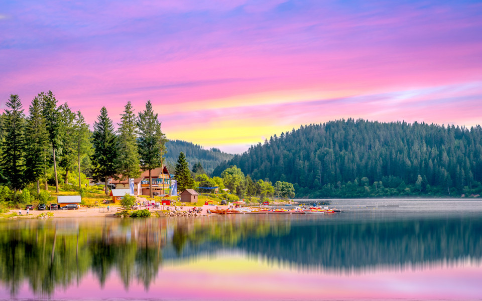  Badestrand umgeben von gr&uuml;ner Natur am Schluchsee im Schwarzwald