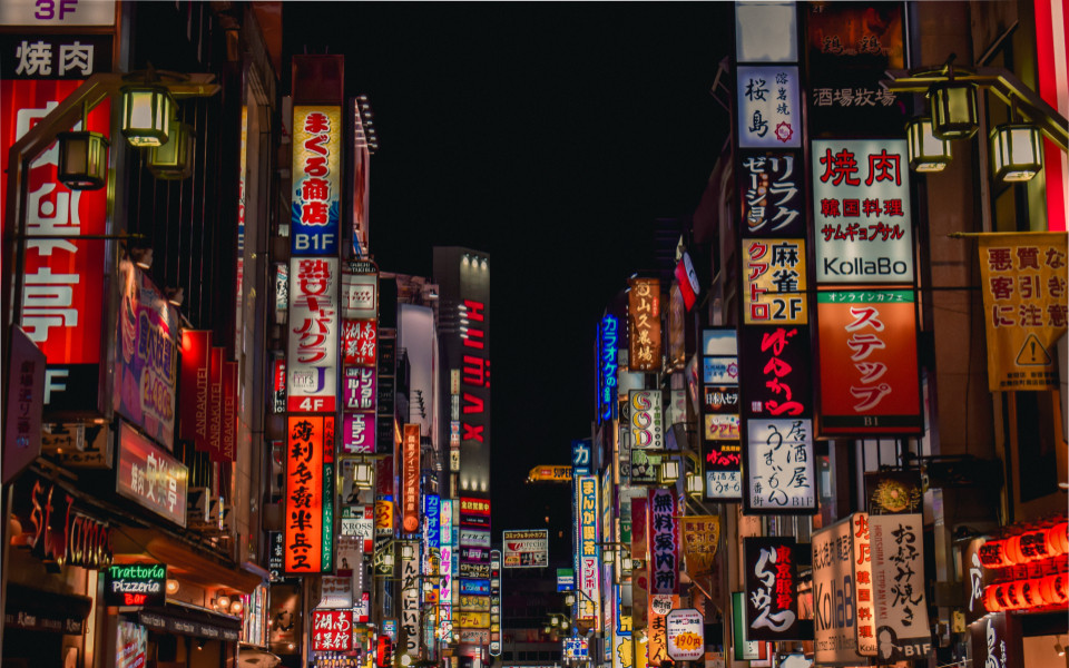 Bunte Neon-Werbetafeln in Kabukicho Shinjuku bei Nacht