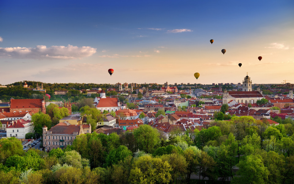 Wundersch&ouml;nes Panorama der Altstadt von Vilnius mit Hei&szlig;luftballons am Himmel