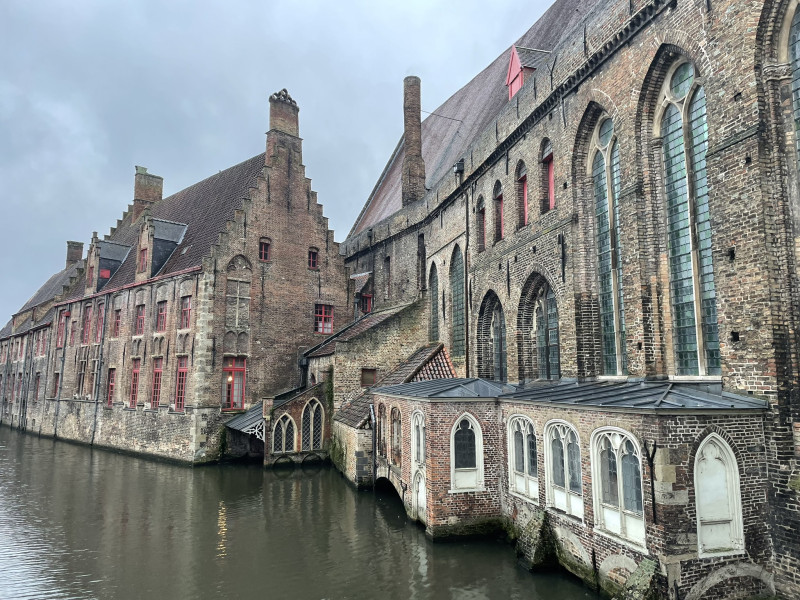 Alte Bauwerke und Geb&auml;ude in Br&uuml;gge direkt am Kanal